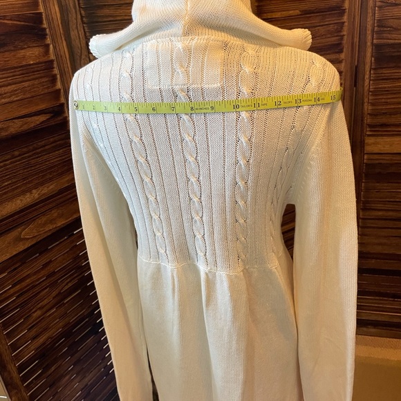 Worn only once. Lovely white hoodie sweater by Roxy - Picture 2 of 4